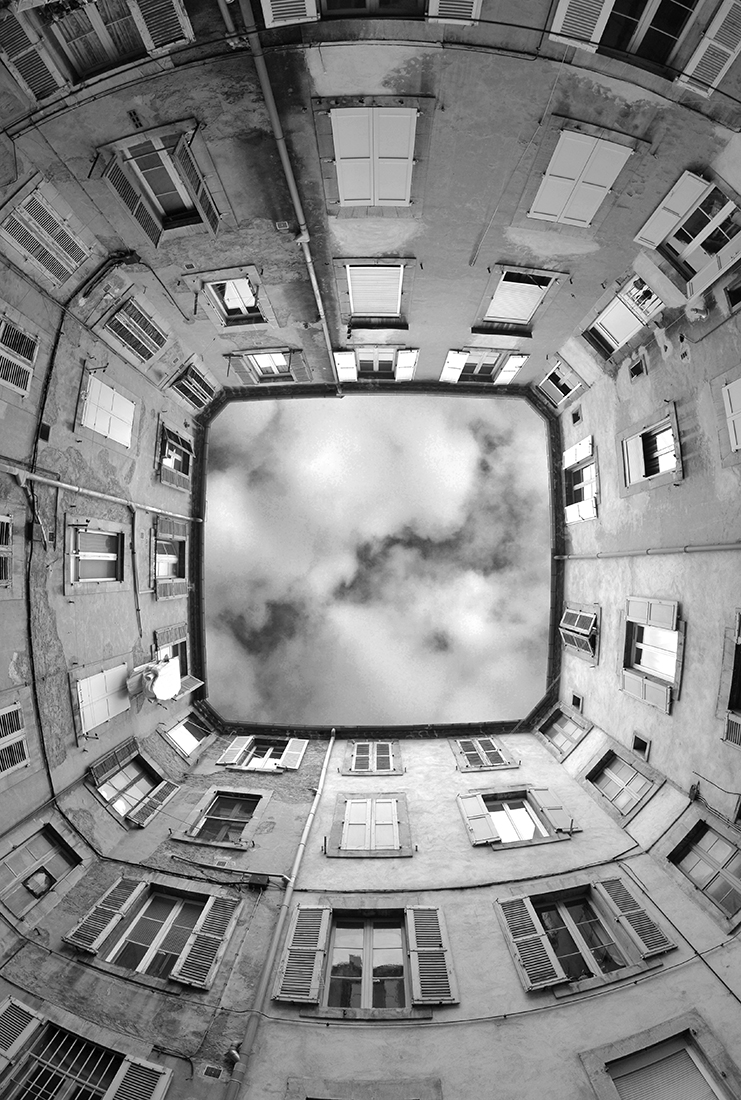 Tête en l'air  (Head in the clouds)