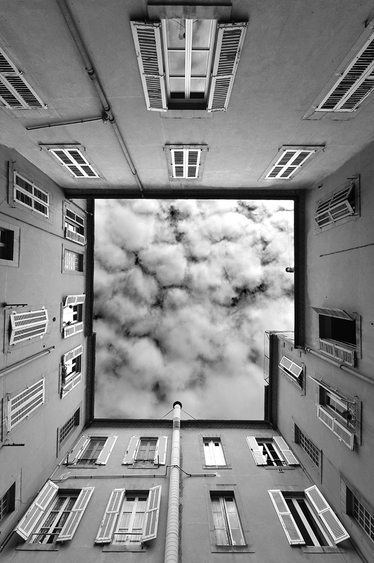 Tête en l'air  (Head in the clouds)