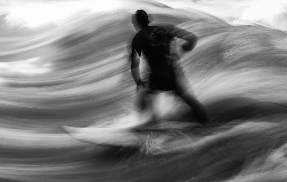 The Wave   ~  Riversurfing in the heart of munich  ~