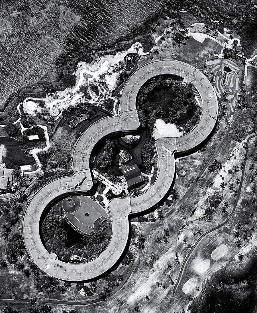 Settlement at the edge of water