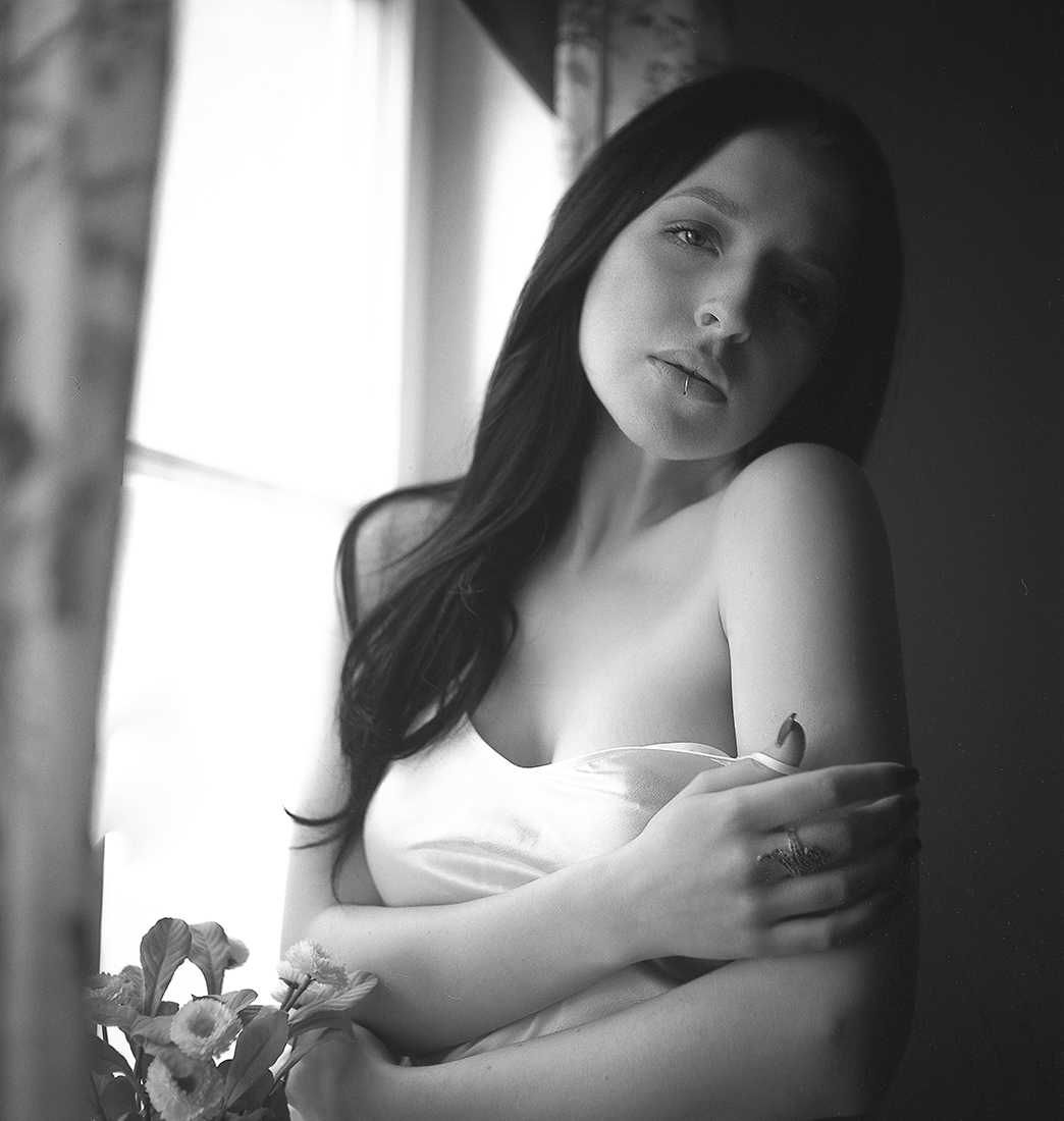 The Analog Boudoirshooting with 80 Years Old 6*6 120Film Rolleiflex-T f3,5mm 