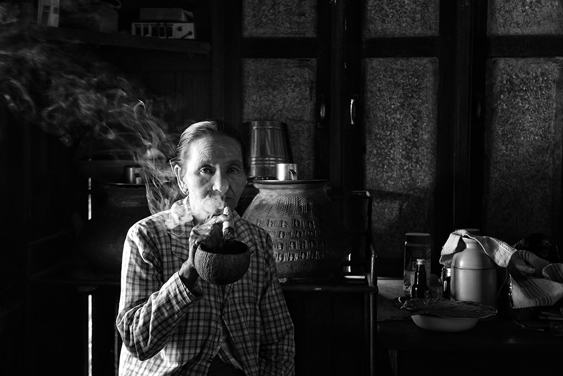 a cheroot smoker