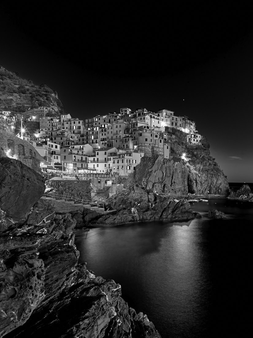 Sospesa tra cielo e mare