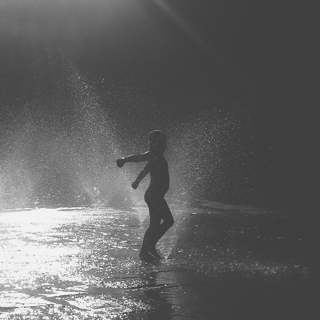 Kid enjoing trick fountains in Strasbourg