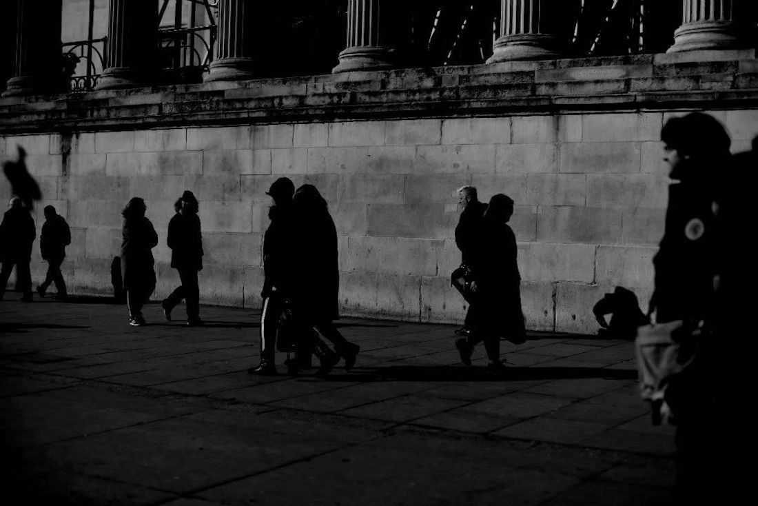 Walking between Stillness and Motion