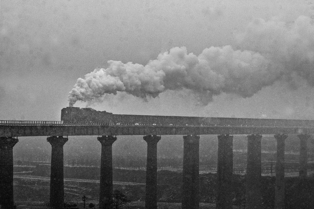  Disappearing steam locomotive