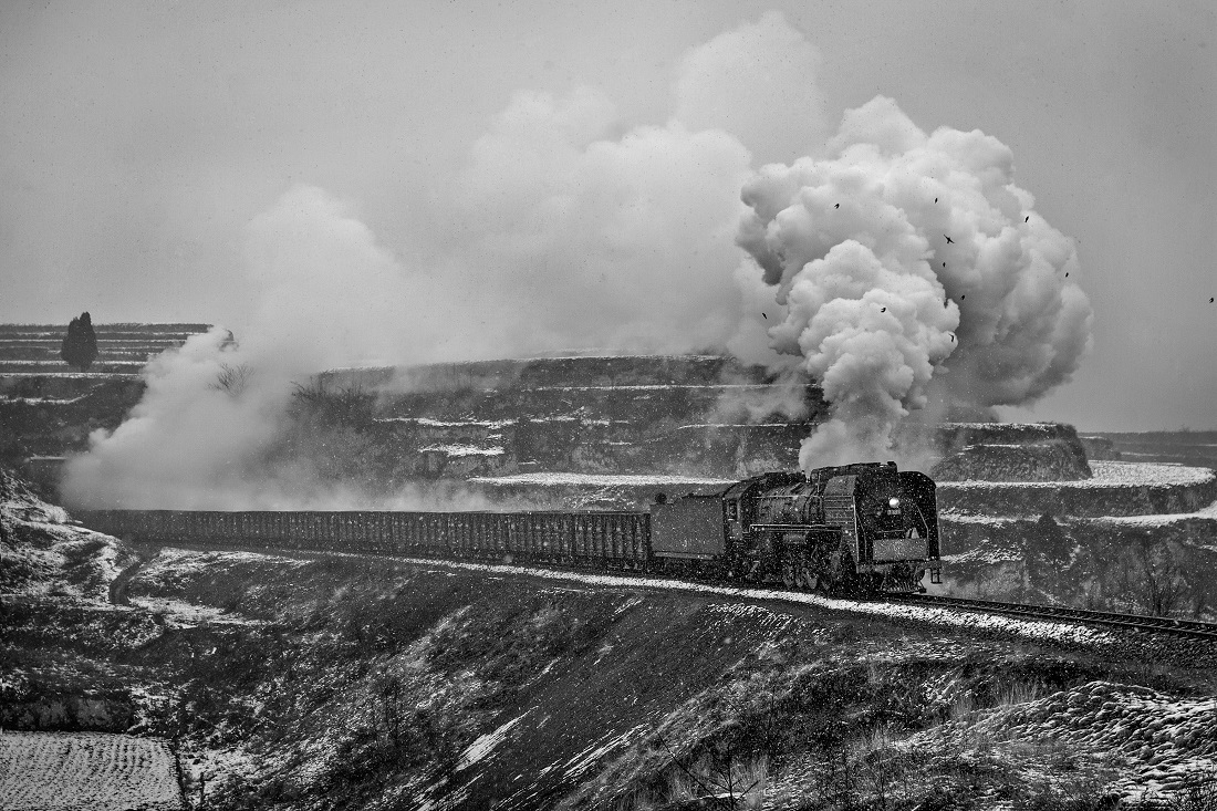  Disappearing steam locomotive