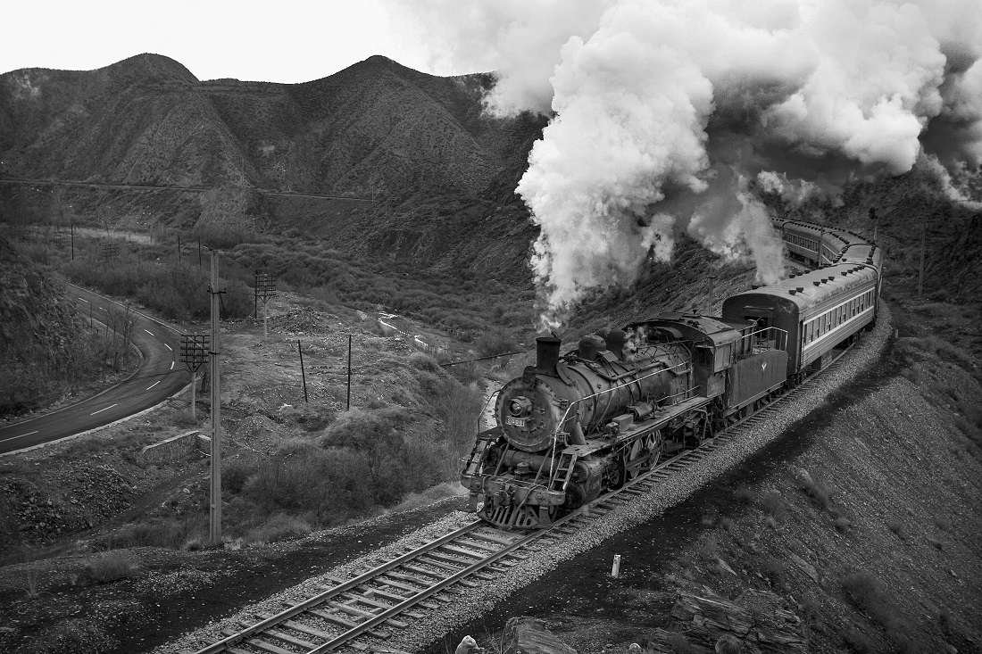  Disappearing steam locomotive