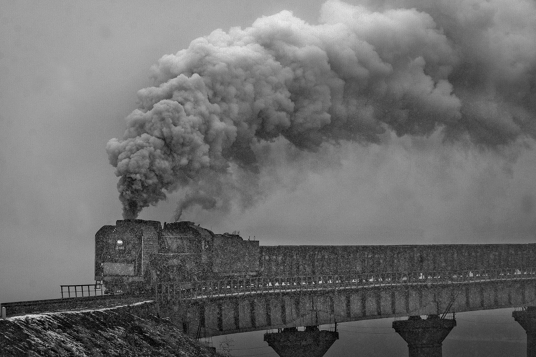  Disappearing steam locomotive