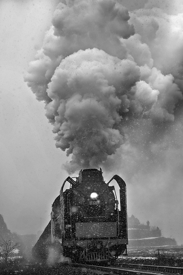  Disappearing steam locomotive