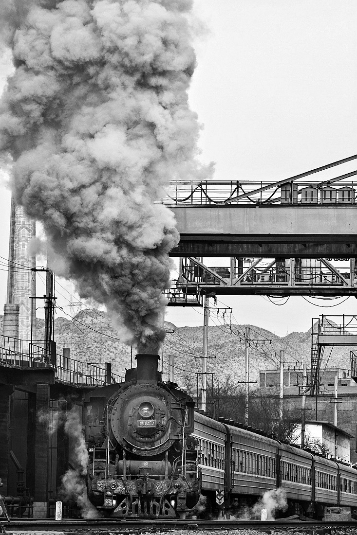 Disappearing steam locomotive