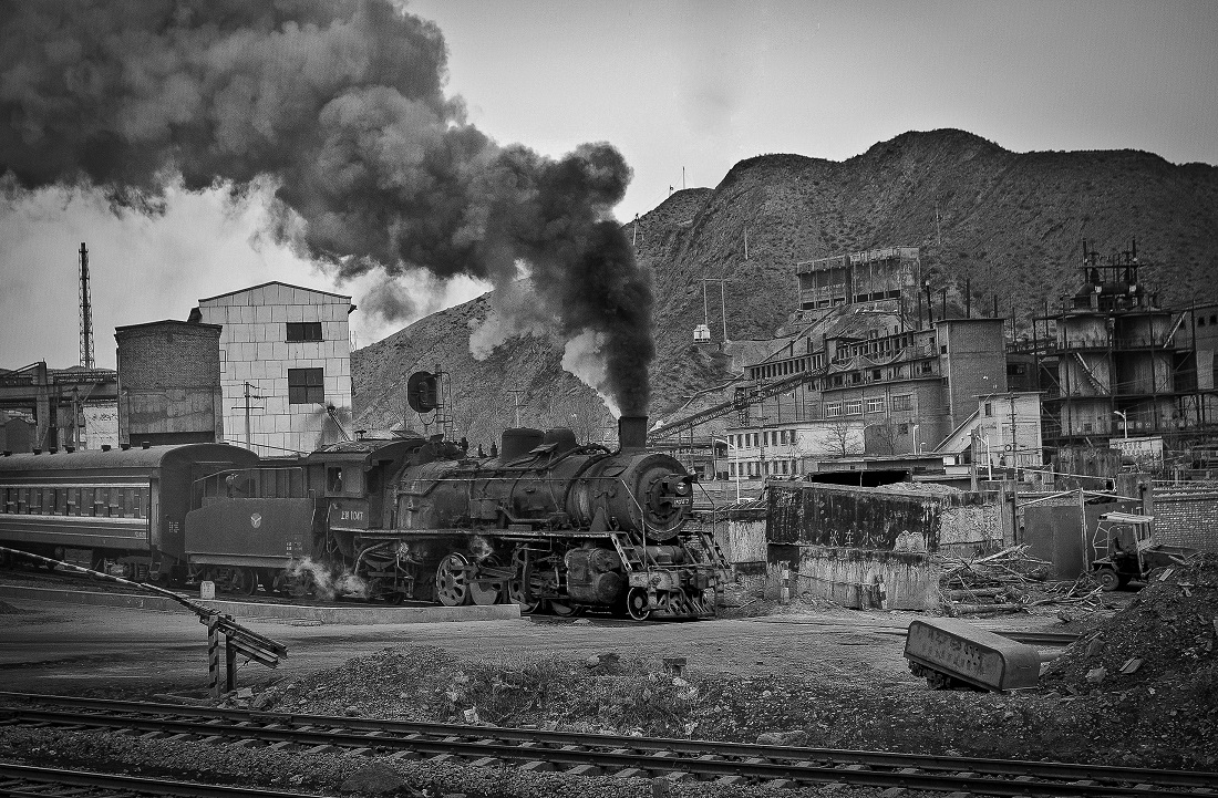  Disappearing steam locomotive