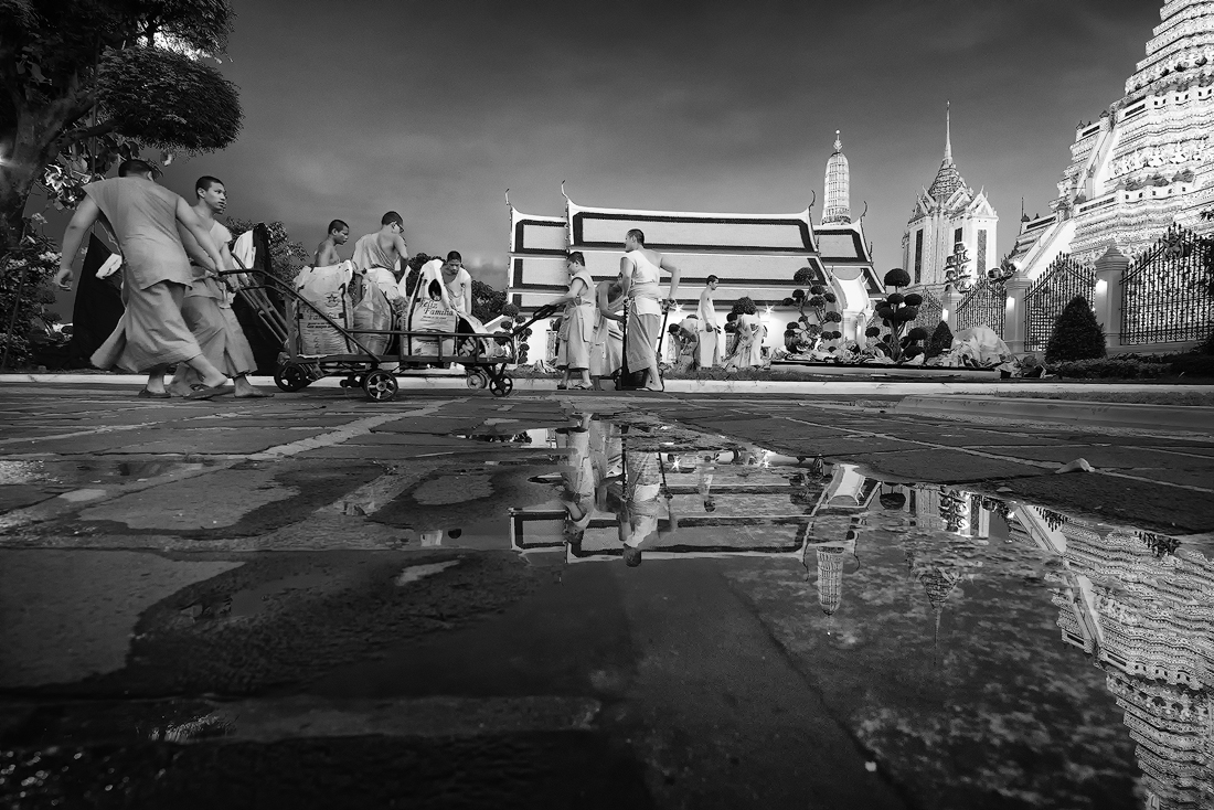 Wat Arun workers