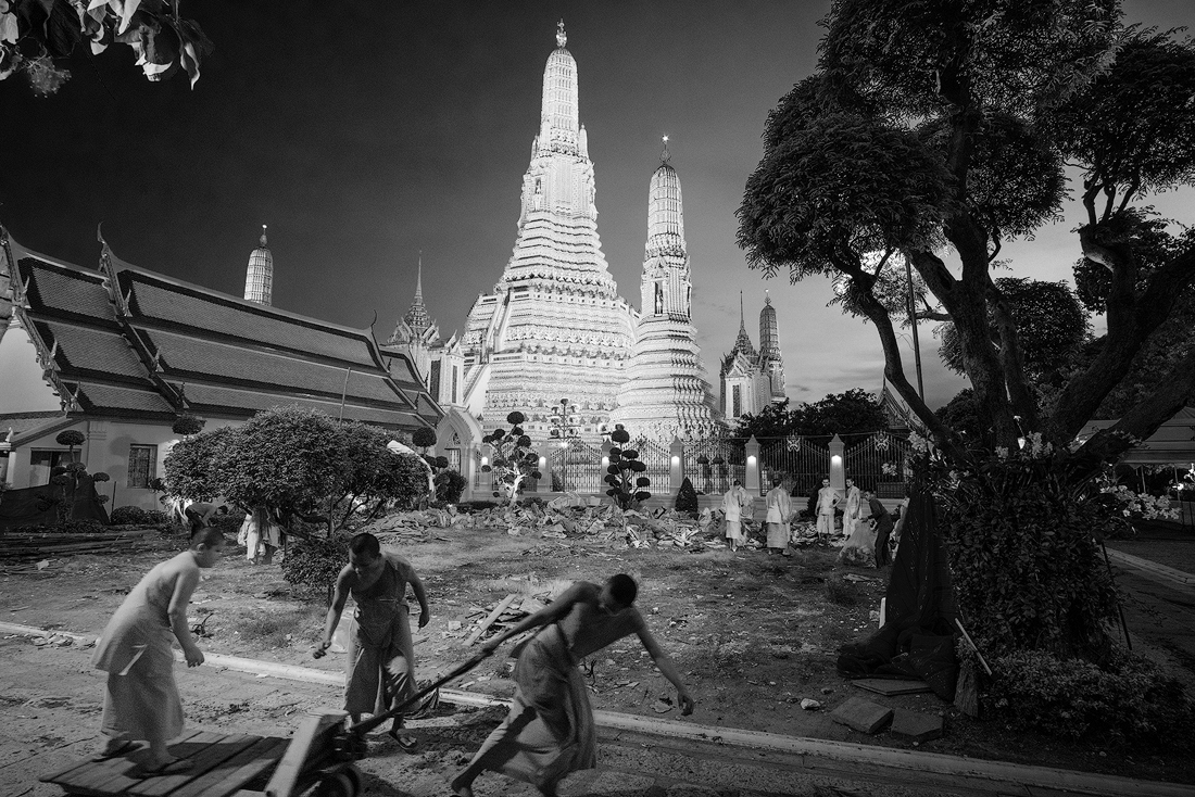 Wat Arun workers