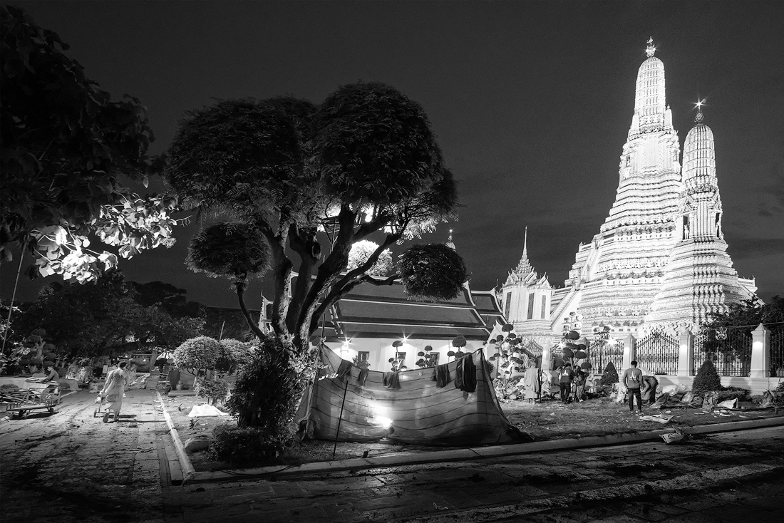 Wat Arun workers