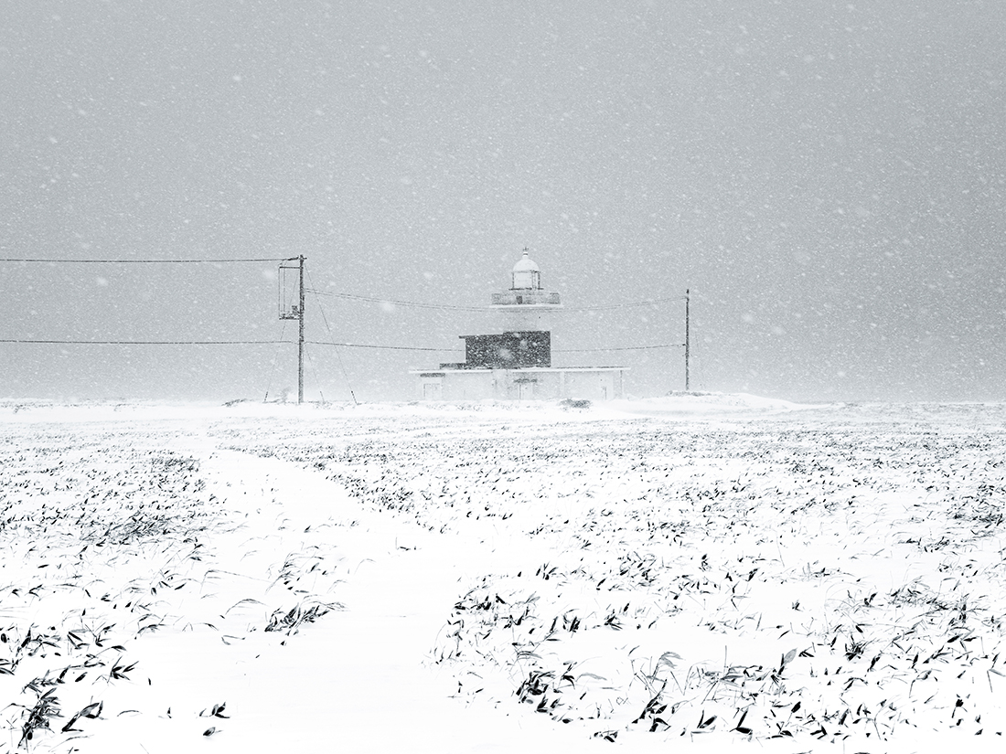 A lighthouse that stands quietly in the winter