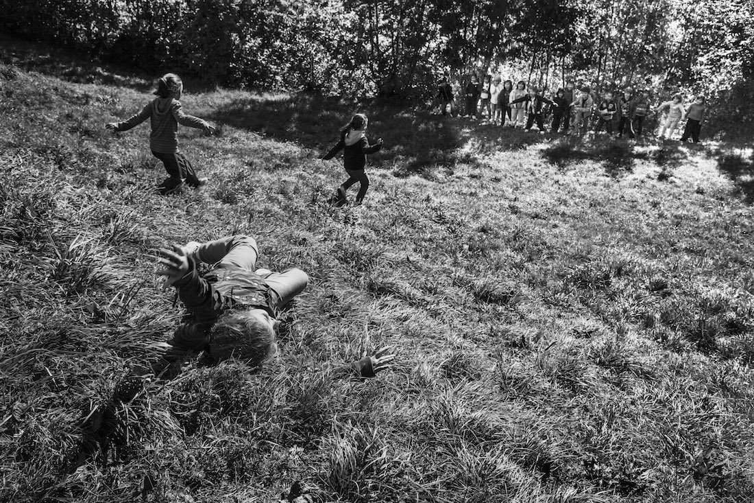 Famiglia rurale: i giochi dei bambini della terra  