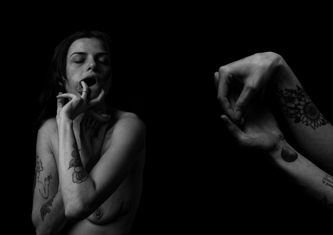 Elin-Heni, raw hands.