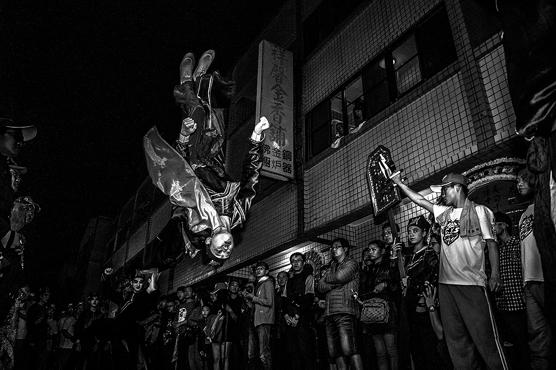 The dance, light and shadow, and attitude of cultural workers