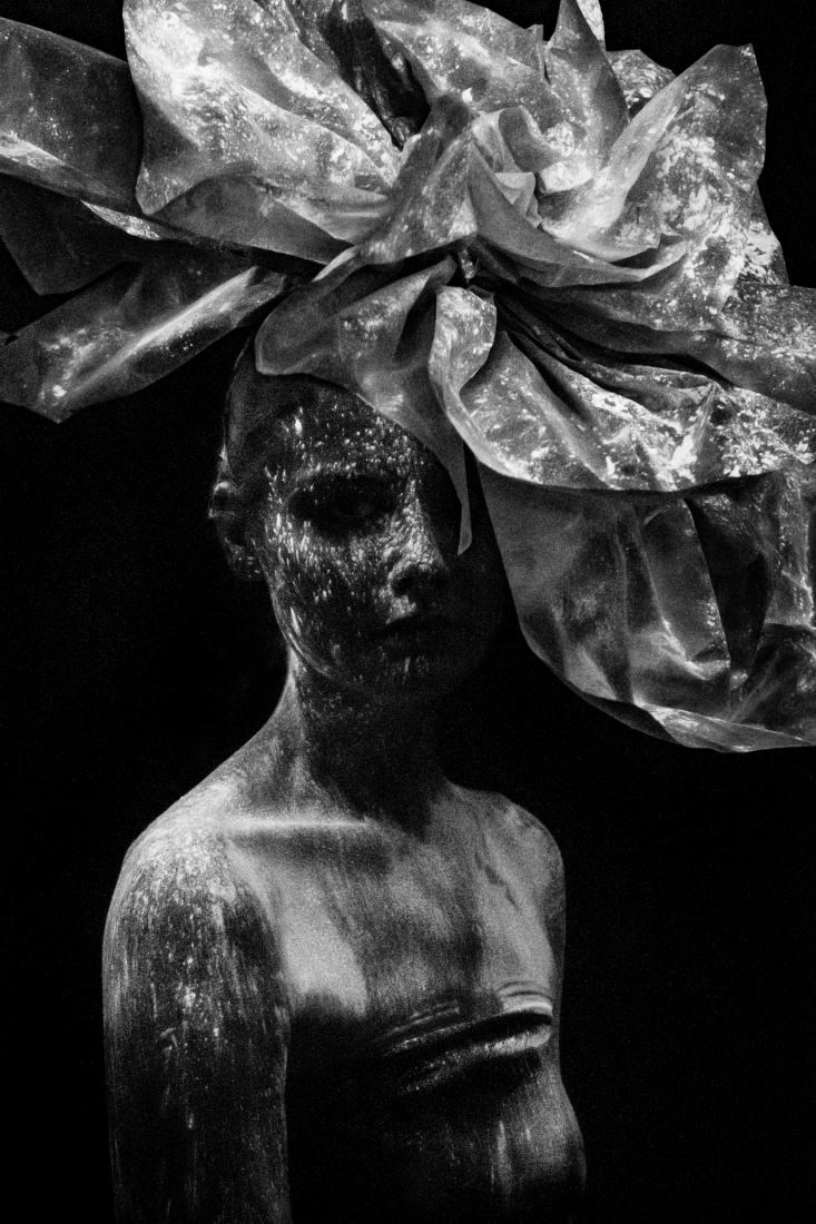 The first battle - Women as the figure on the graves