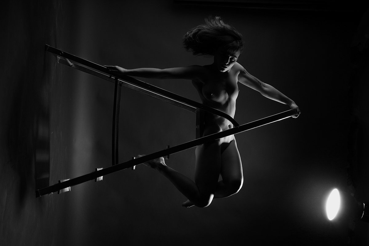 - 8 WOMEN AND 1 BUILDING - 