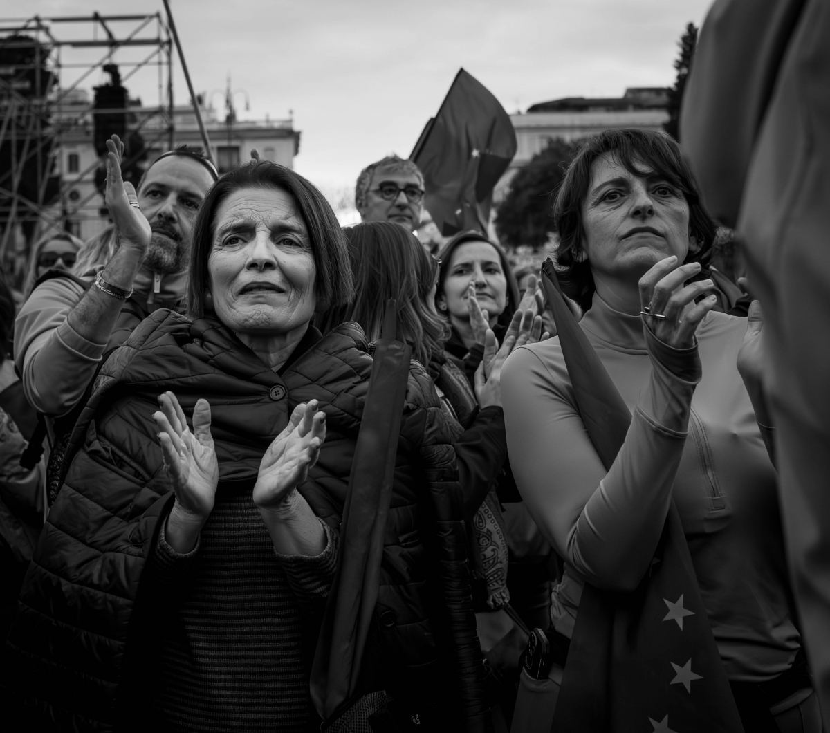Identité sur la place.