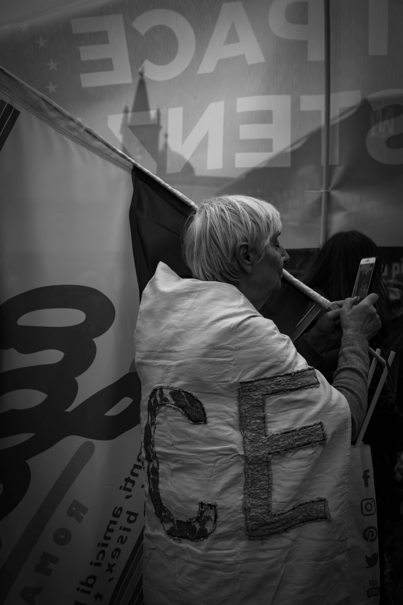Identité sur la place.