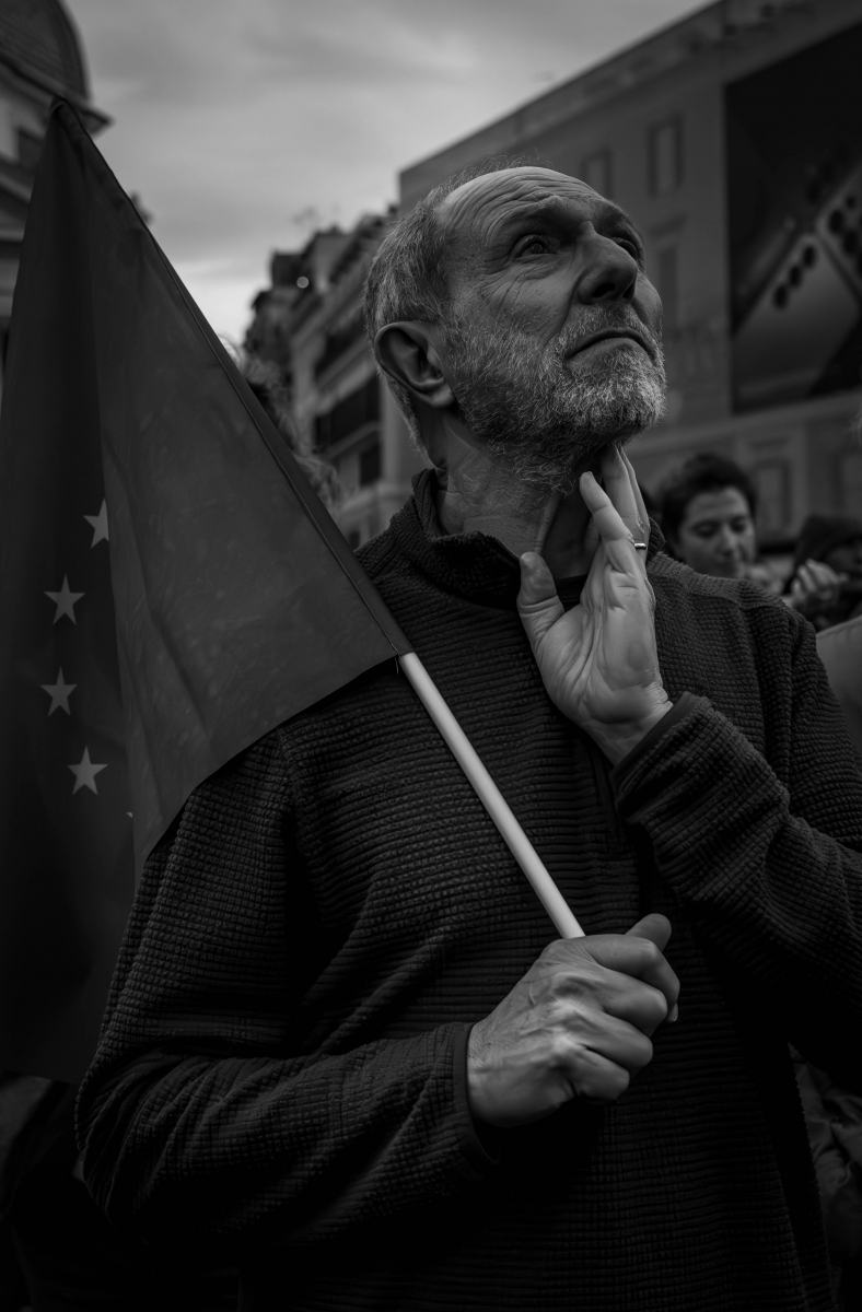 Identité sur la place.
