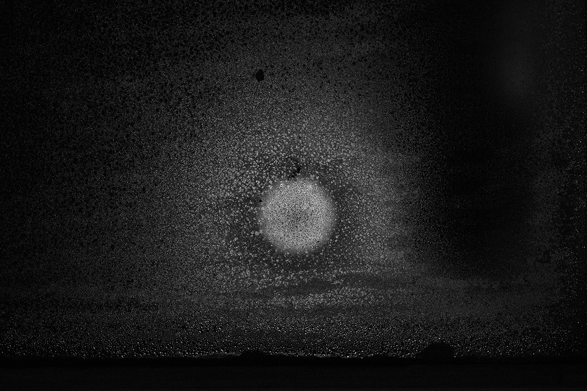 Pleine lune à travers une fenêtre de toit.