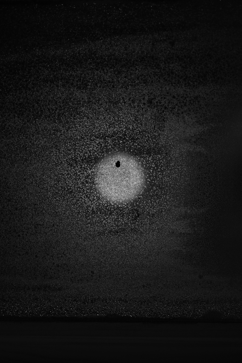Pleine lune à travers une fenêtre de toit.