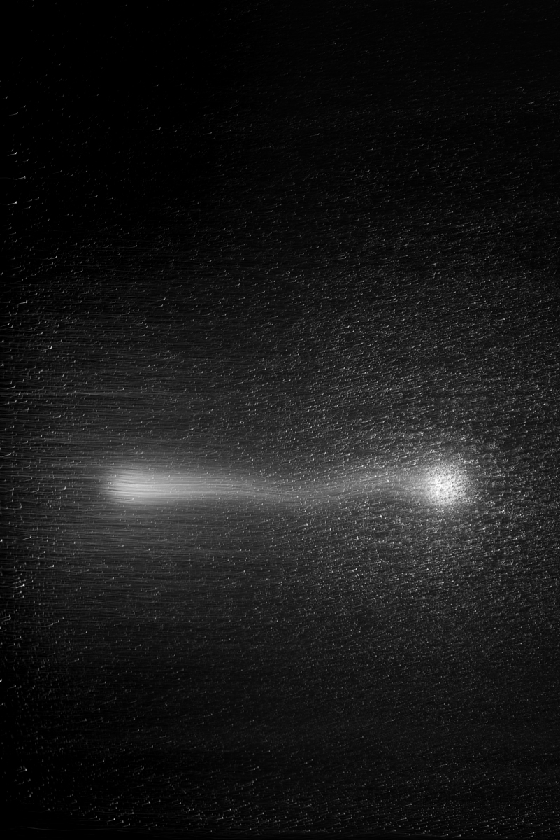 Pleine lune à travers une fenêtre de toit.