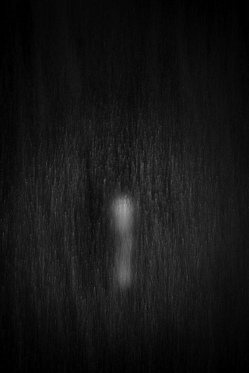 Pleine lune à travers une fenêtre de toit.