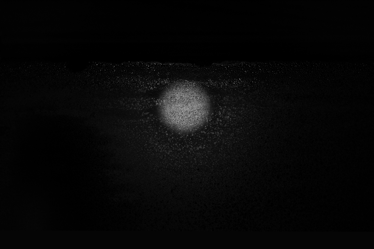 Pleine lune à travers une fenêtre de toit.