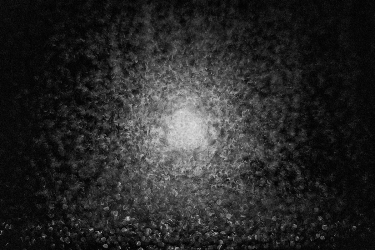 Pleine lune à travers une fenêtre de toit.