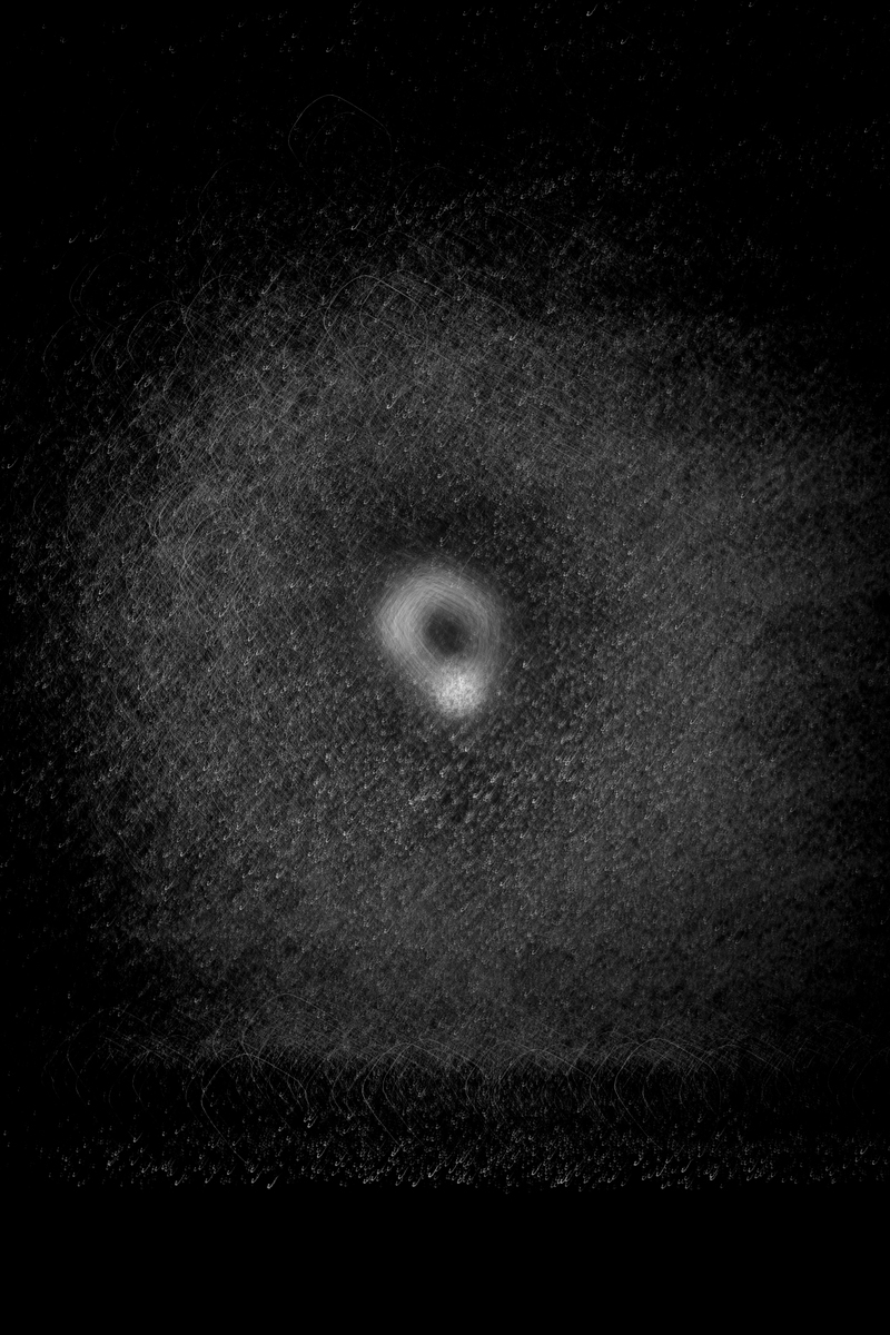 Pleine lune à travers une fenêtre de toit.