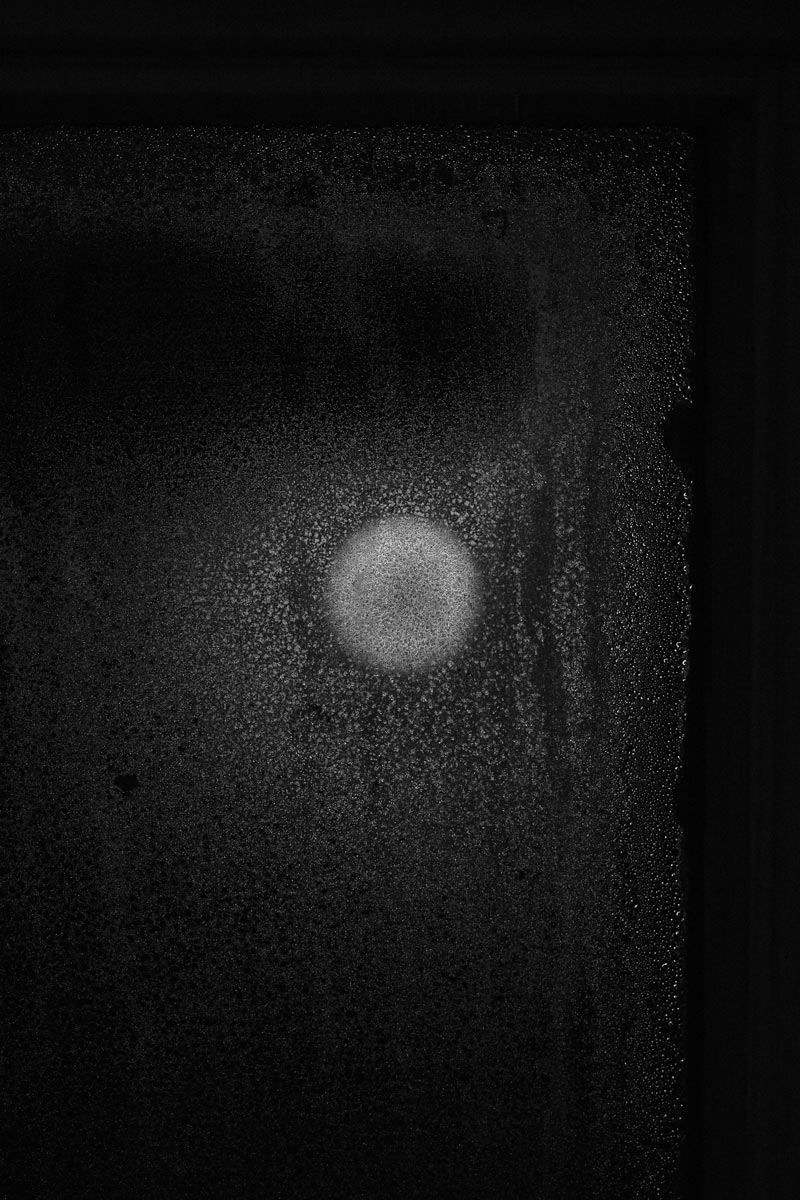 Pleine lune à travers une fenêtre de toit.