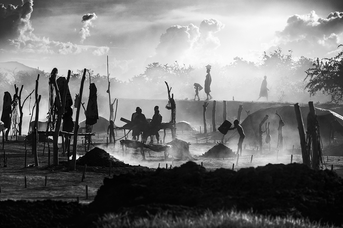 Silhouettes of Mundari