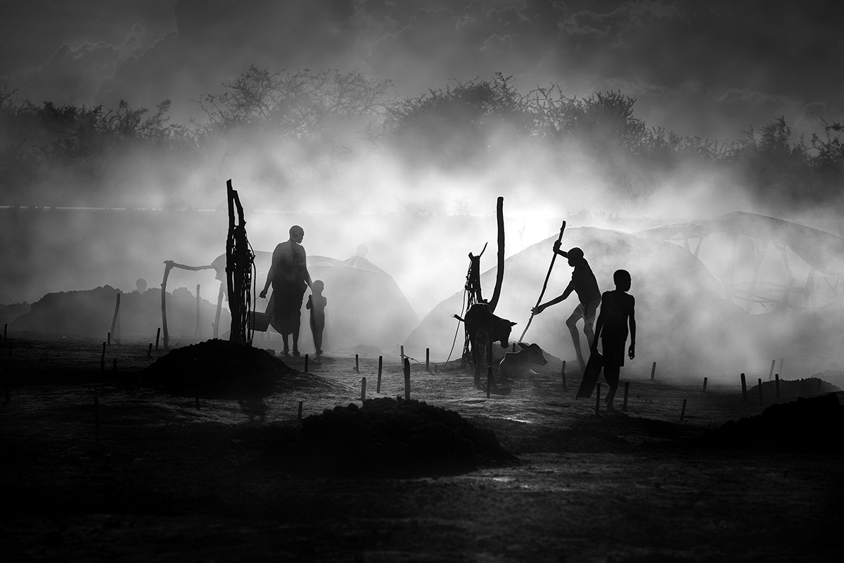 Silhouettes of Mundari