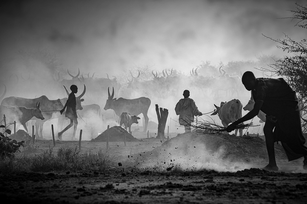 Silhouettes of Mundari
