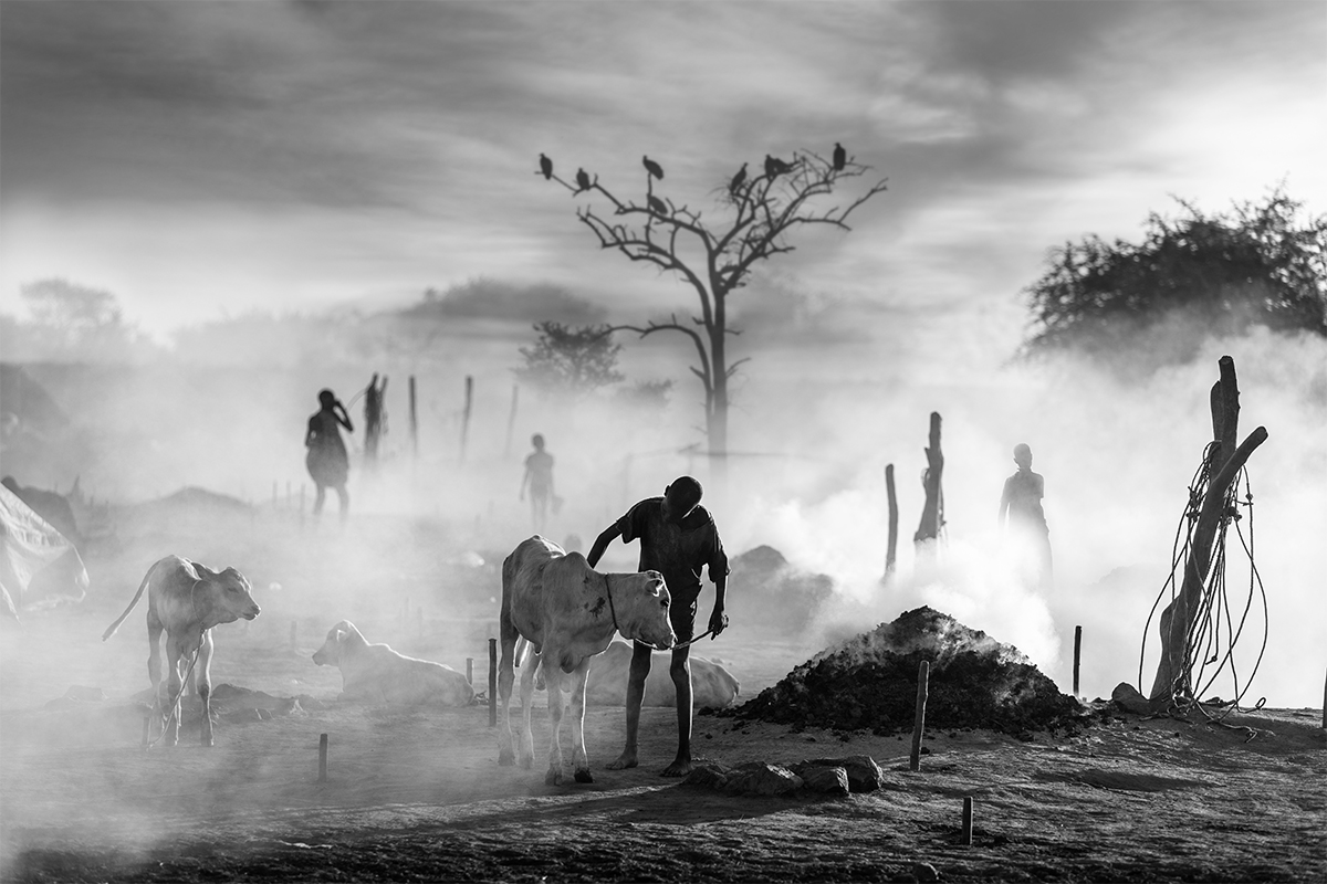 Silhouettes of Mundari