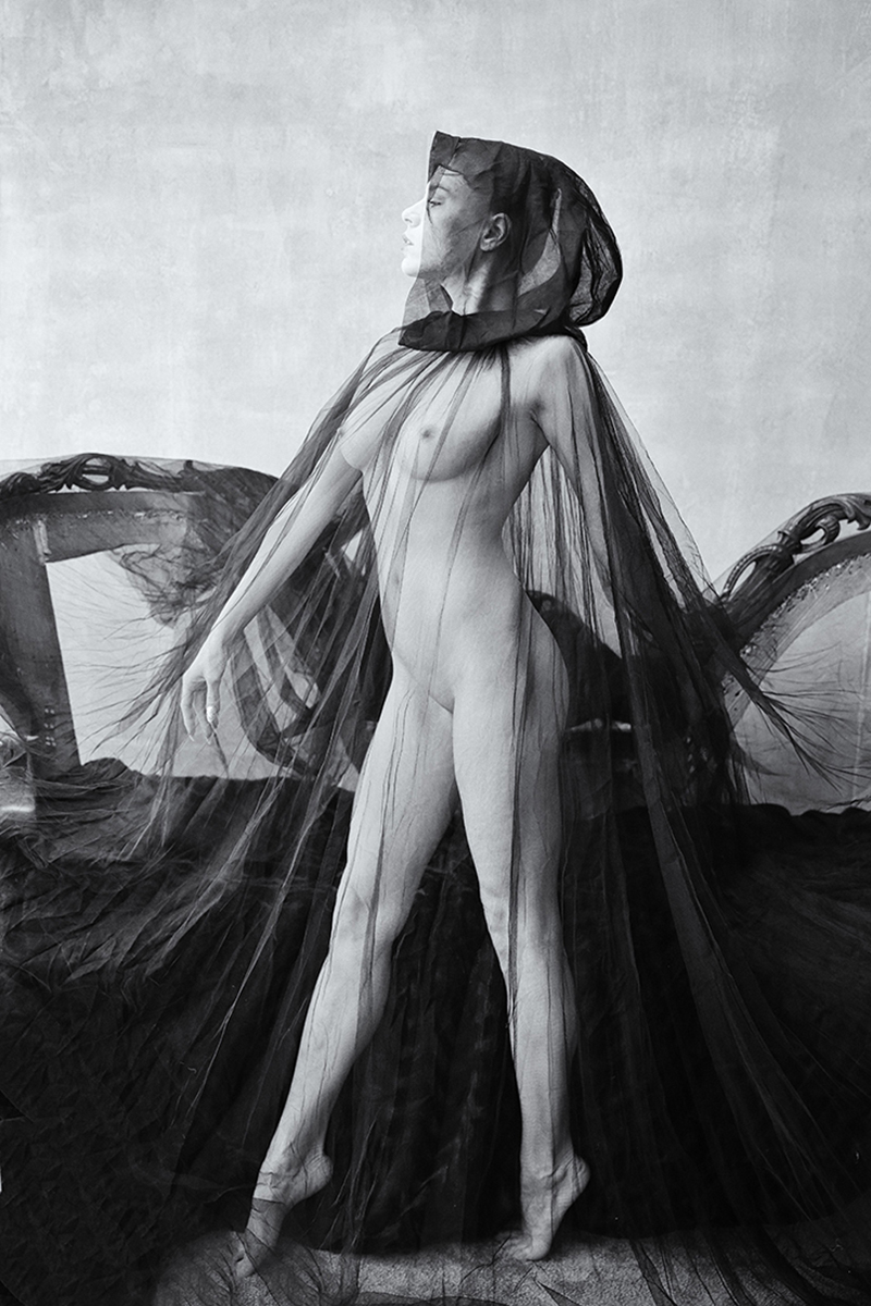 Aleksa as a naked widow