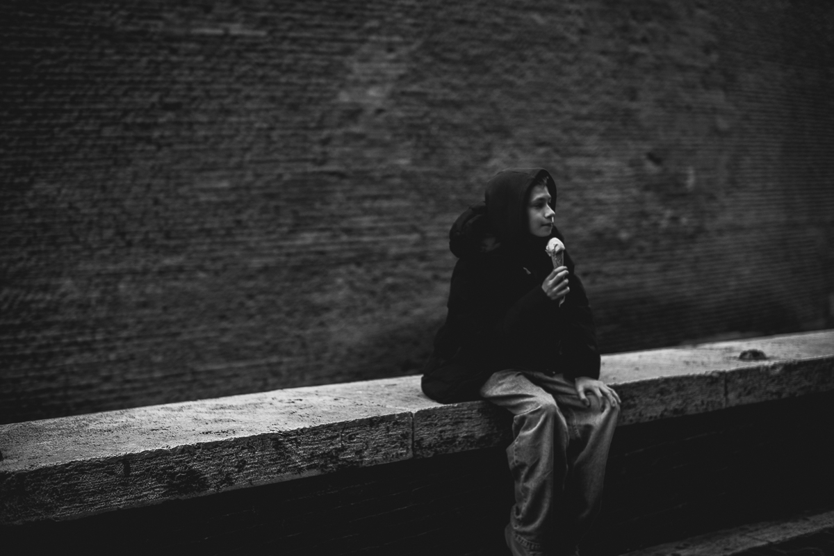 Solo tra molti