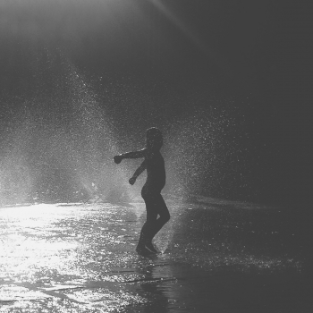 Kid enjoing trick fountains in Strasbourg