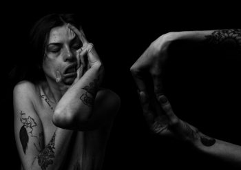 Elin-Heni, raw hands.