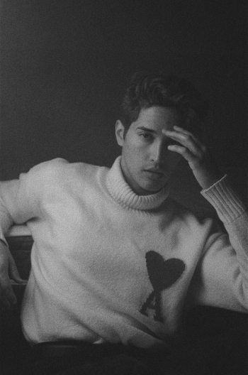 Le jeune homme au pull blanc 