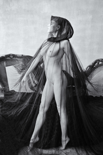 Aleksa as a naked widow