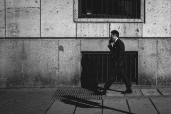 Solo tra molti